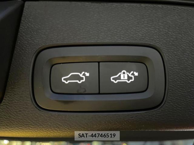 Volvo XC60 2022-05 8812149-18