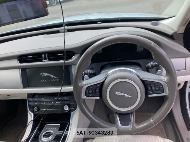 Jaguar XF 2018-11 8815255-10
