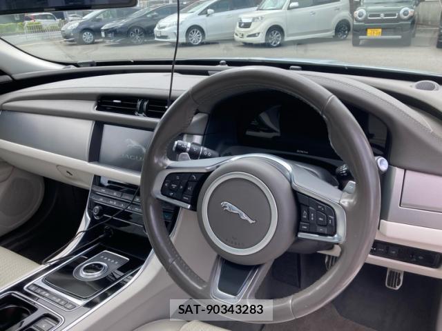Jaguar XF 2018-11 8815255-9