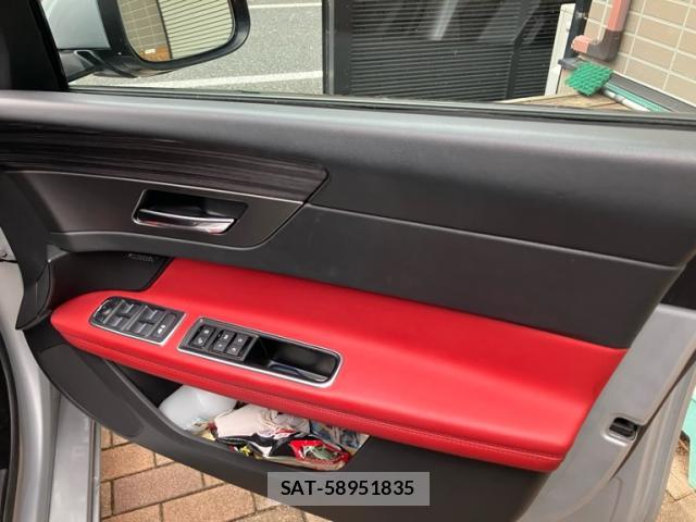 Jaguar XF 2016-06 8816239-10
