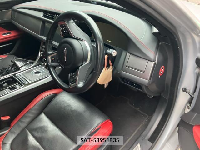 Jaguar XF 2016-06 8816239-11
