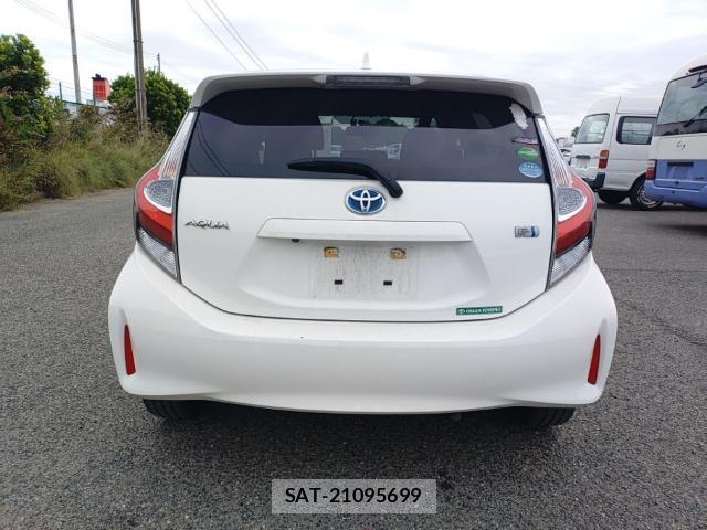 Toyota AQUA 2017-09 8854184-1