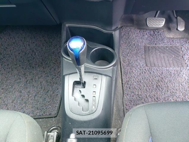 Toyota AQUA 2017-09 8854184-11