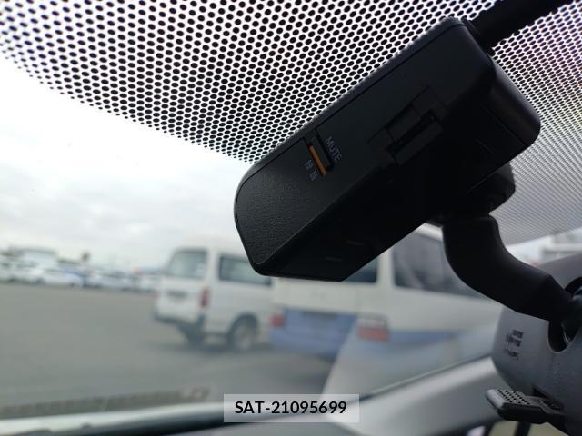 Toyota AQUA 2017-09 8854184-16