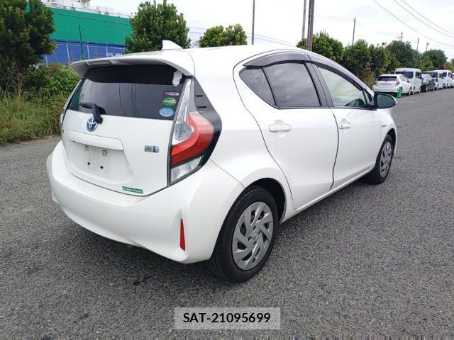 Toyota AQUA 2017-09 8854184-4