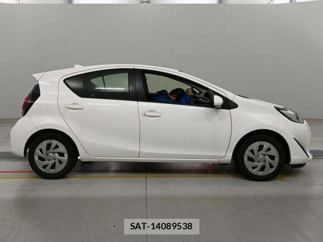 Toyota AQUA 2021-09 8854359-3