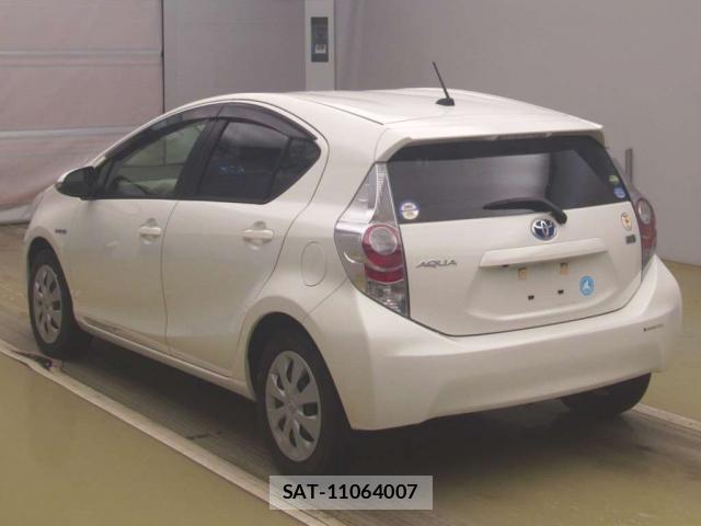 Toyota AQUA 2013-09 8854377-1