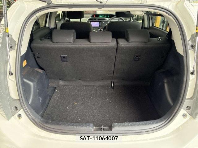 Toyota AQUA 2013-09 8854377-10