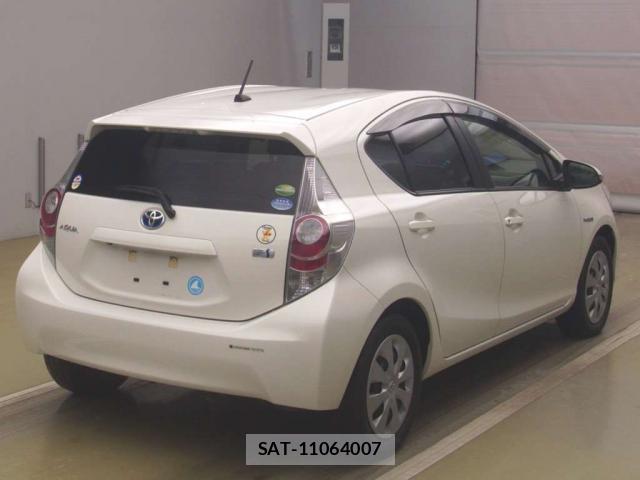 Toyota AQUA 2013-09 8854377-13