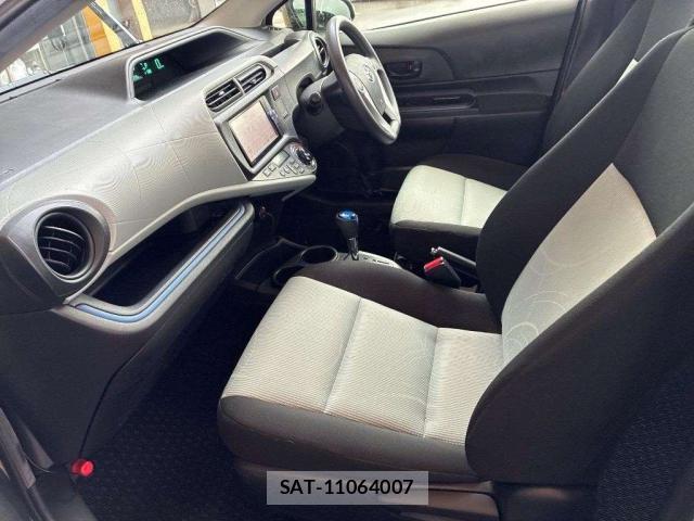 Toyota AQUA 2013-09 8854377-3