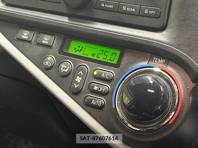 Toyota AQUA 2013-03 8854406-4