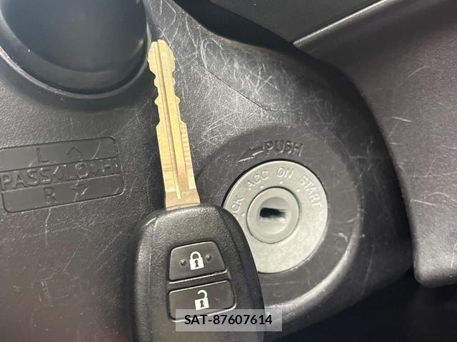 Toyota AQUA 2013-03 8854406-6