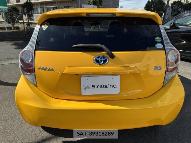 Toyota AQUA 2012-11 8854855-1