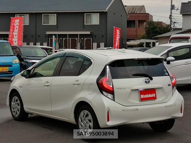 Toyota AQUA 2018-02 8854942-1