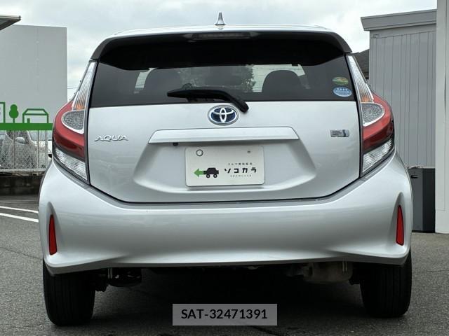Toyota AQUA 2017-11 8855024-1