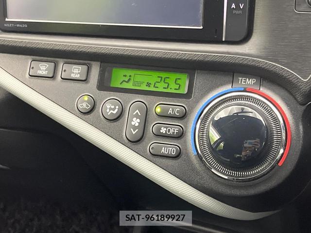 Toyota AQUA 2013-06 8855117-6