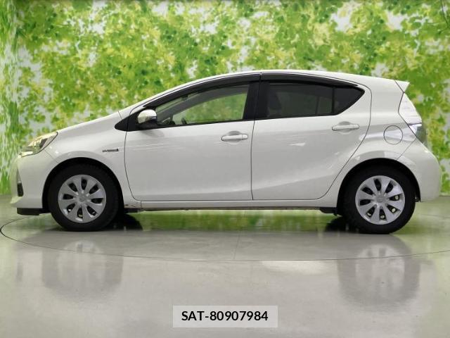 Toyota AQUA 2013-08 8855211-1