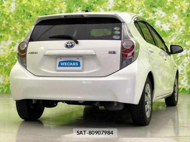 Toyota AQUA 2013-08 8855211-2