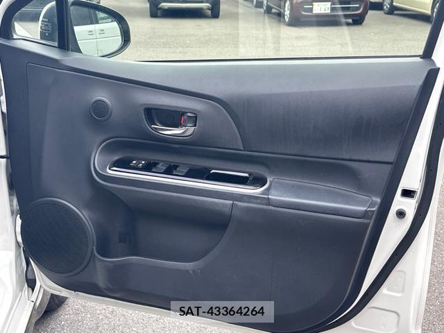 Toyota AQUA 2015-08 8855634-17