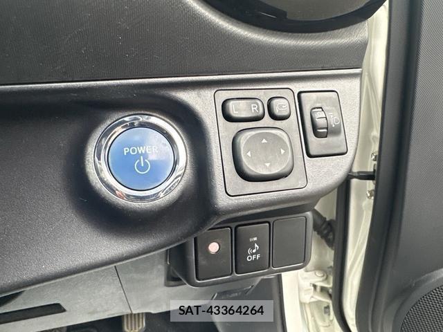 Toyota AQUA 2015-08 8855634-7
