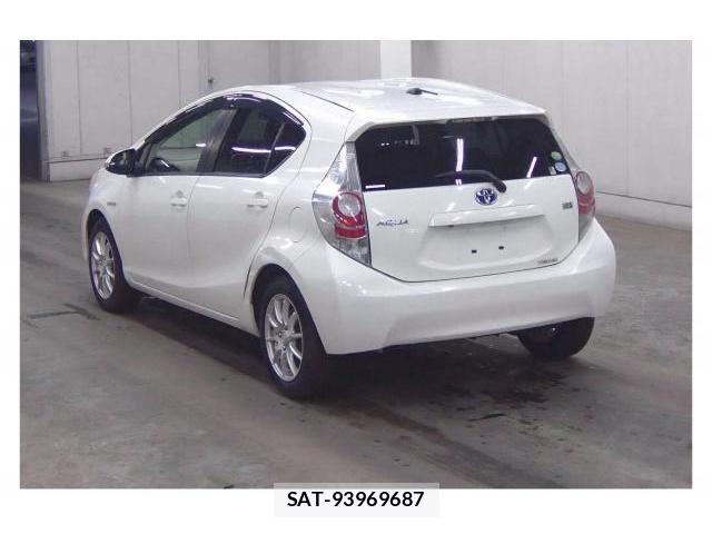 Toyota AQUA 2013-09 8856115-1