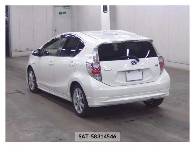 Toyota AQUA 2012-08 8856121-1