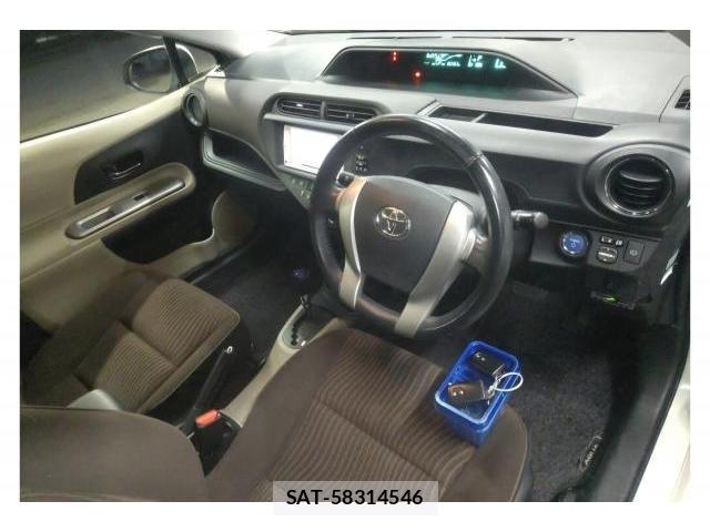 Toyota AQUA 2012-08 8856121-2