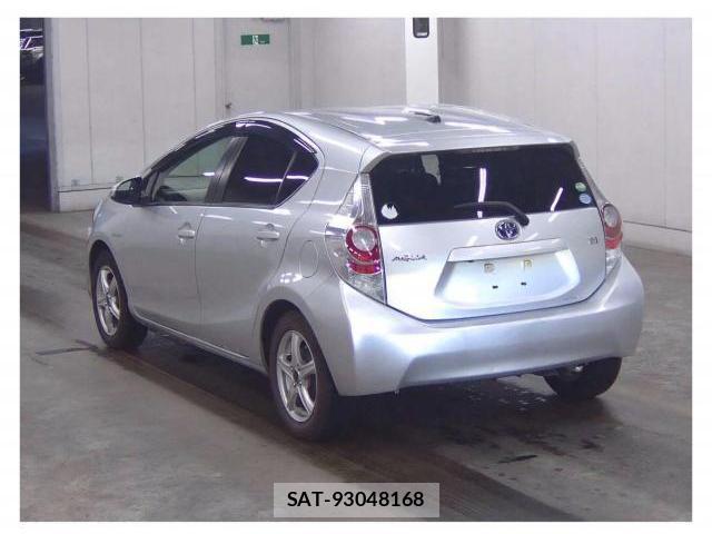 Toyota AQUA 2014-08 8856124-2