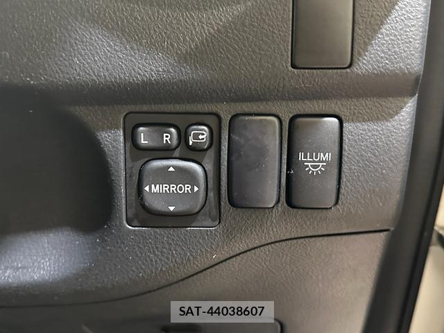 Toyota BB 2009-07 8857131-8