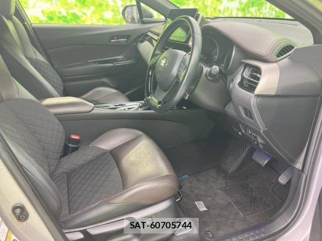 Toyota C-HR 2017-09 8854318-3