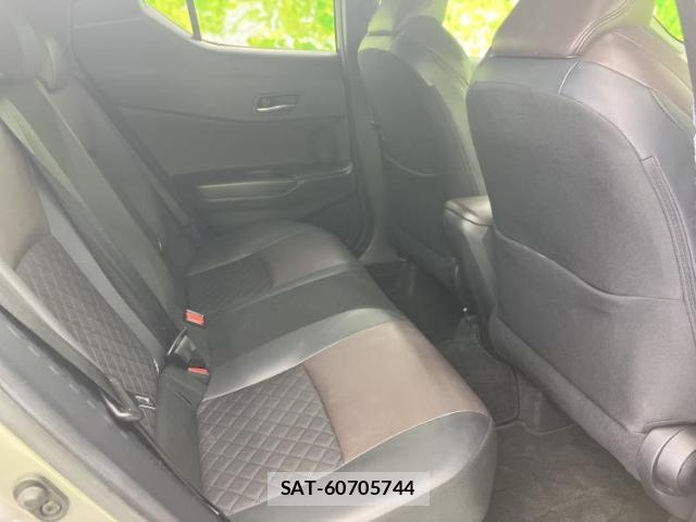 Toyota C-HR 2017-09 8854318-4