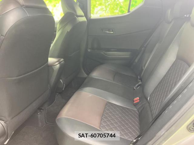Toyota C-HR 2017-09 8854318-7