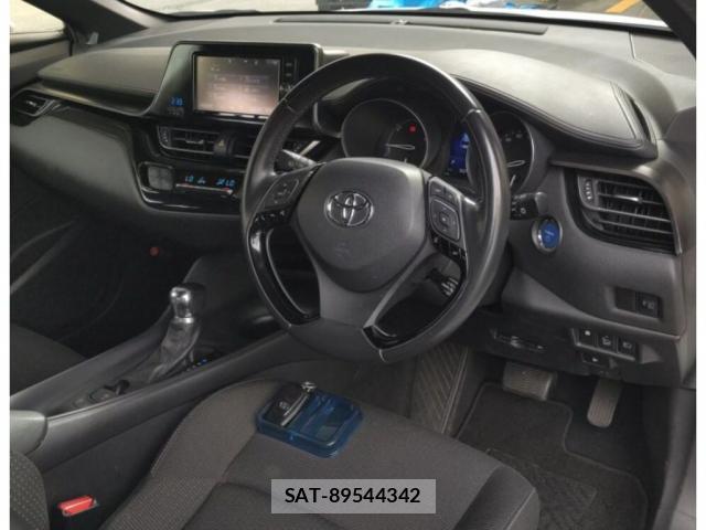 Toyota C-HR 2017-11 8856569-2