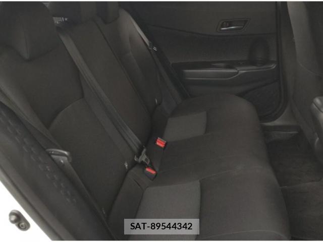 Toyota C-HR 2017-11 8856569-5