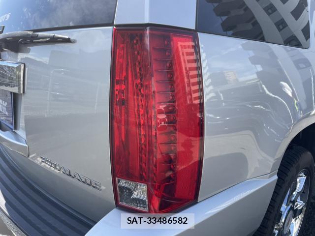 Cadillac ESCALADE 2013-04 8856479-18