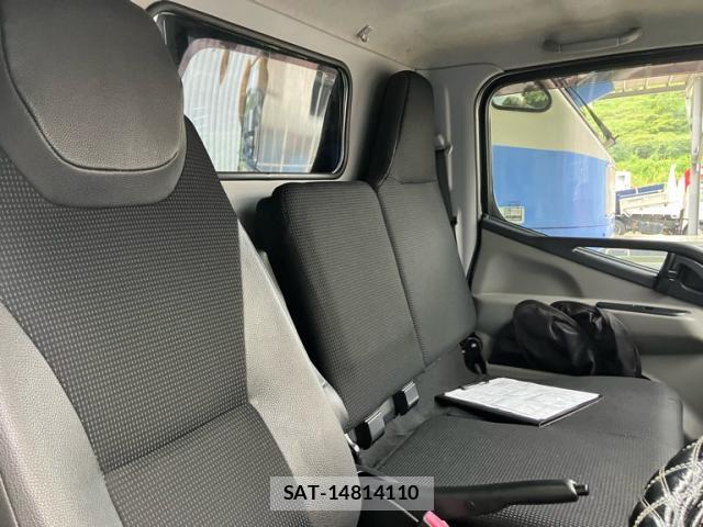 MITSUBISHI FUSO CANTER 2017-03 8854552-6