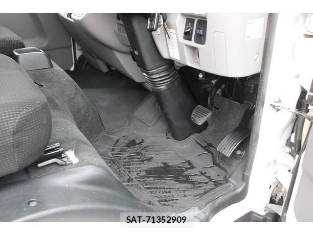 MITSUBISHI FUSO CANTER 2017-06 8854861-18