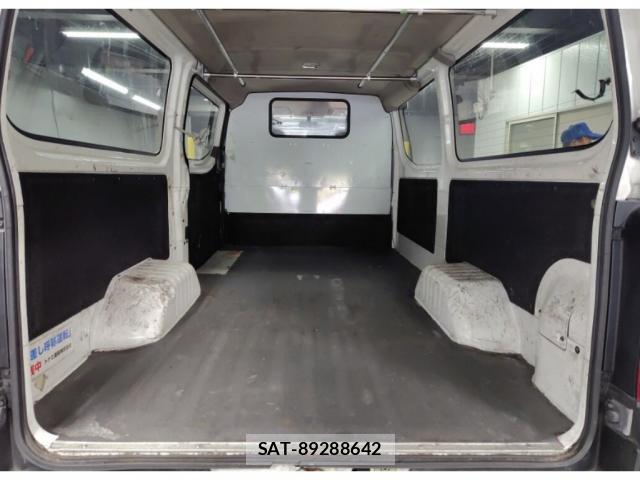 Nissan Caravan 2015-08 8855906-5