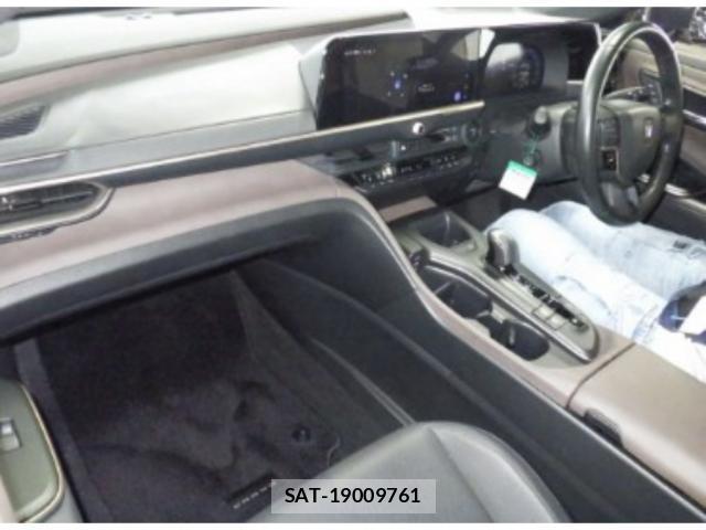 Toyota Crown Crossover 2023-01 8855801-2