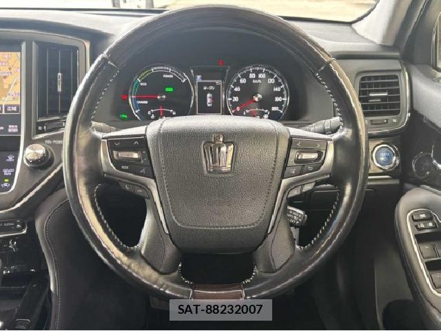 Toyota CROWN HYBRID 2017-10 8854499-1