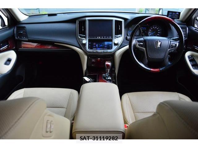 Toyota CROWN MAJESTA 2017-07 8854465-15