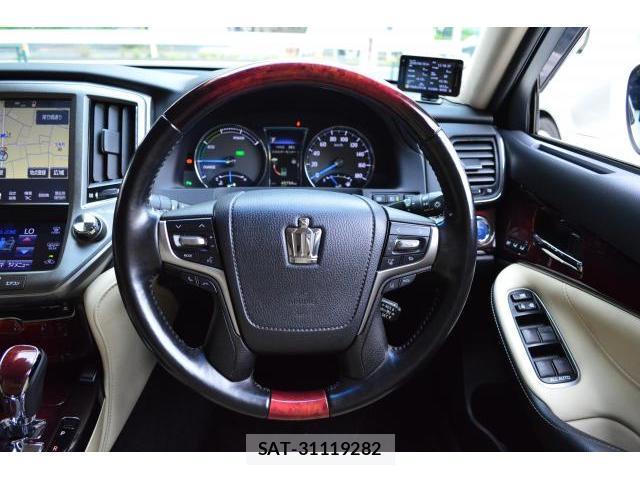 Toyota CROWN MAJESTA 2017-07 8854465-16