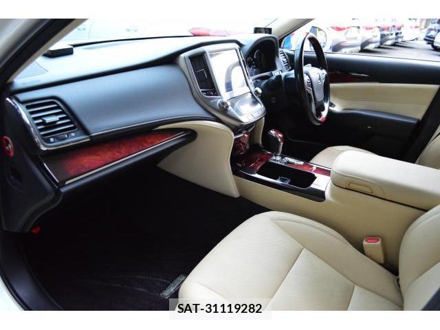 Toyota CROWN MAJESTA 2017-07 8854465-17