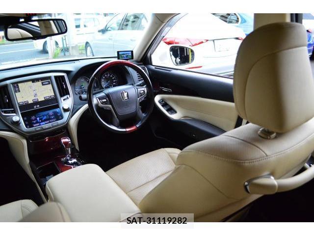 Toyota CROWN MAJESTA 2017-07 8854465-18
