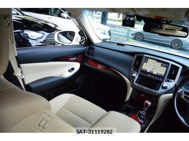Toyota CROWN MAJESTA 2017-07 8854465-19