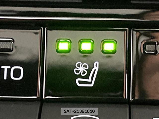 Toyota CROWN 2024-12 8856201-6