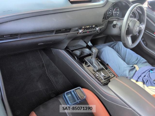 Mazda CX-30 2023-10 8856273-2
