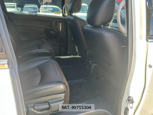 Nissan ELGRAND 2016-06 8854079-12