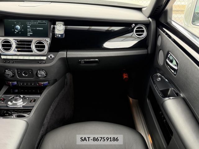 ROLLS-ROYCE GHOST 2012-03 8854679-11