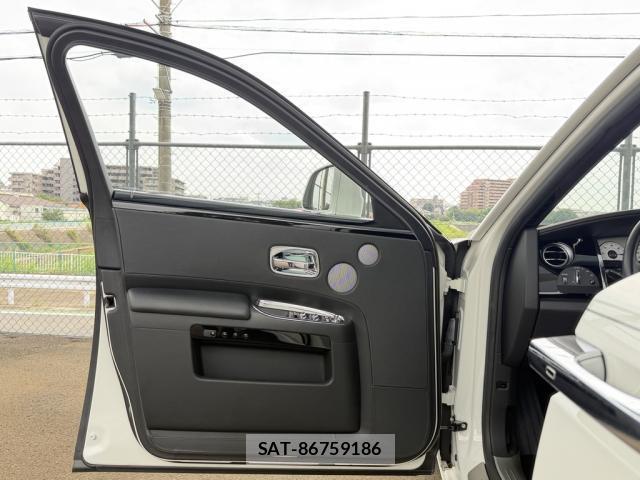 ROLLS-ROYCE GHOST 2012-03 8854679-4